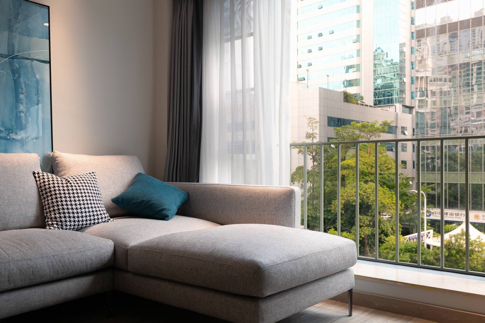 現(xiàn)代簡歐風格家裝設計室內(nèi)裝修效果圖-客廳落地窗 現(xiàn)代簡歐風格家裝設計室內(nèi)裝修效果圖-客廳落地窗