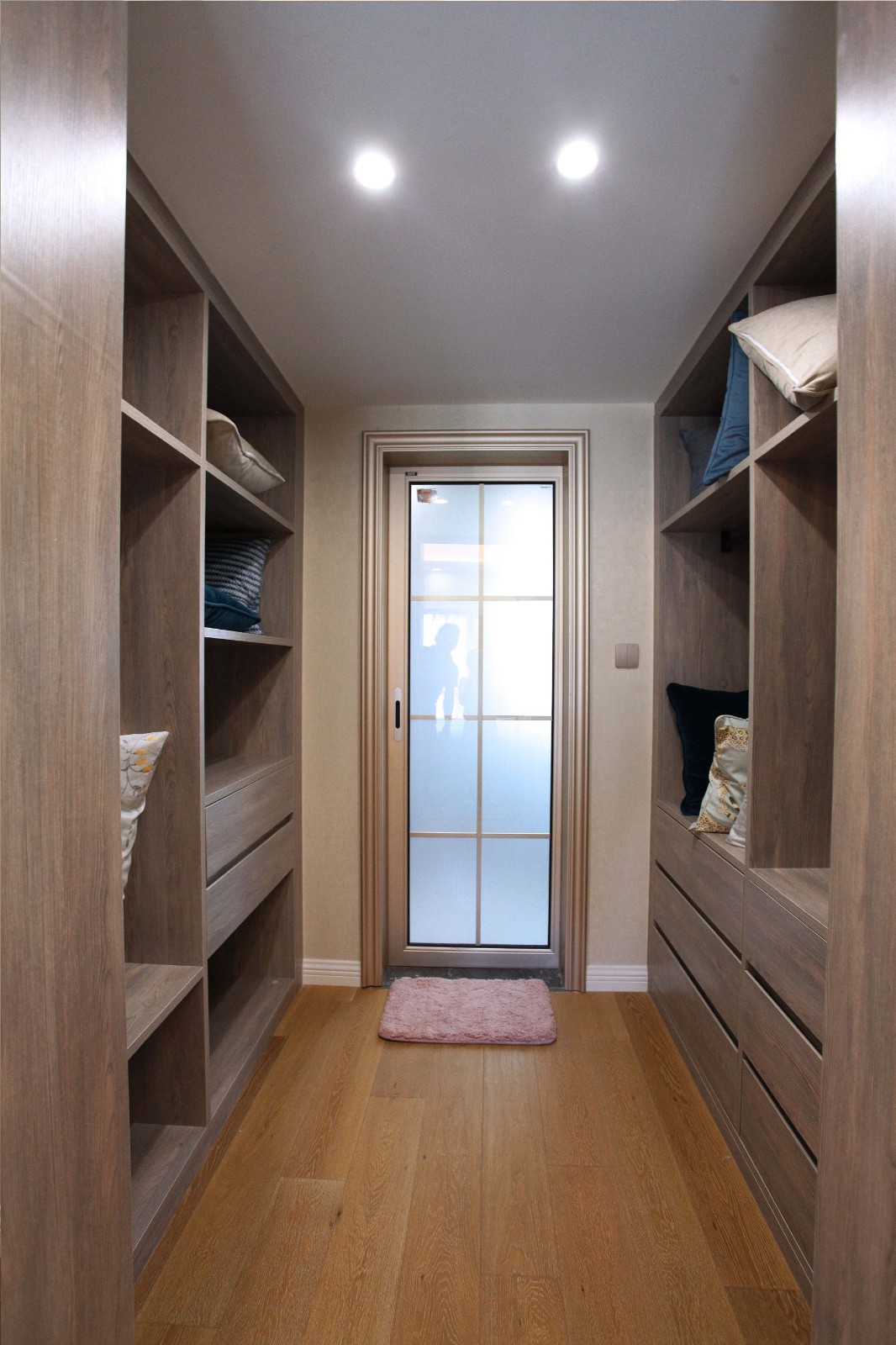 簡(jiǎn)歐風(fēng)格家裝設(shè)計(jì)室內(nèi)裝修效果圖-衣帽間 簡(jiǎn)歐風(fēng)格家裝設(shè)計(jì)室內(nèi)裝修效果圖-衣帽間