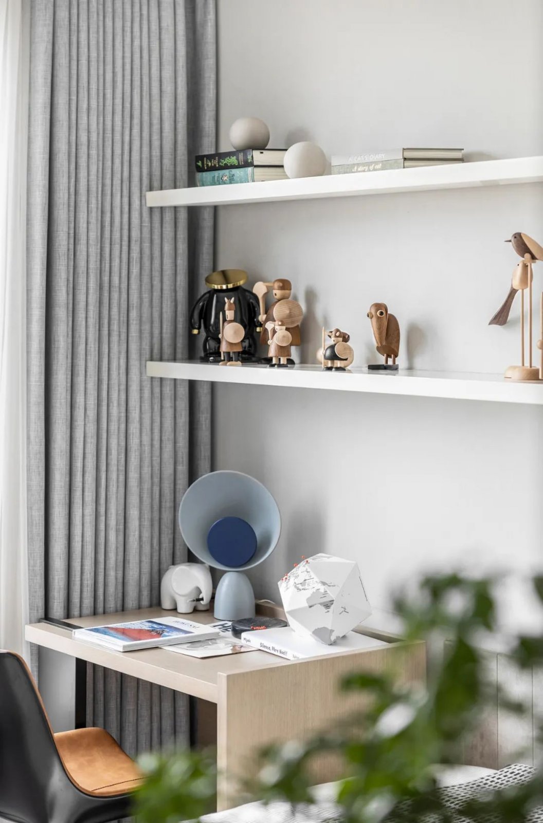 現(xiàn)代簡約風格室內(nèi)設(shè)計家裝案例-書桌 現(xiàn)代簡約風格室內(nèi)設(shè)計家裝案例-書桌