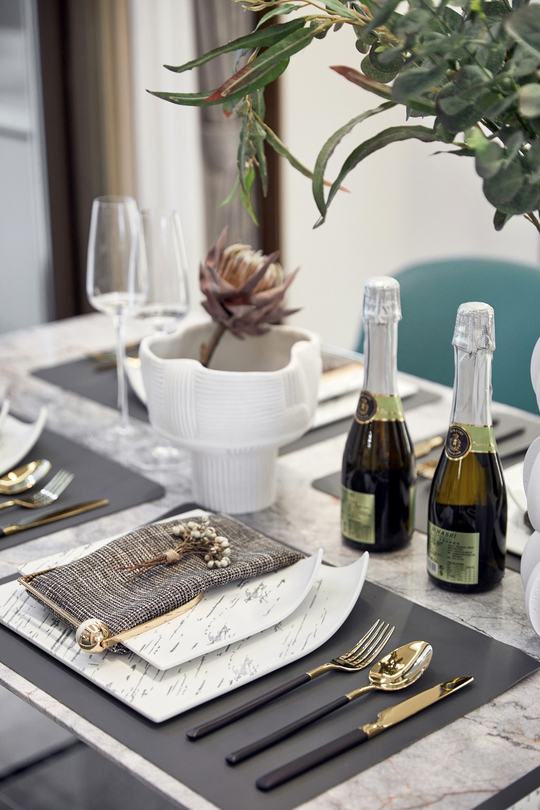 美式輕奢風(fēng)格室內(nèi)設(shè)計(jì)家裝案例-餐廳餐具 美式輕奢風(fēng)格室內(nèi)設(shè)計(jì)家裝案例-餐廳餐具