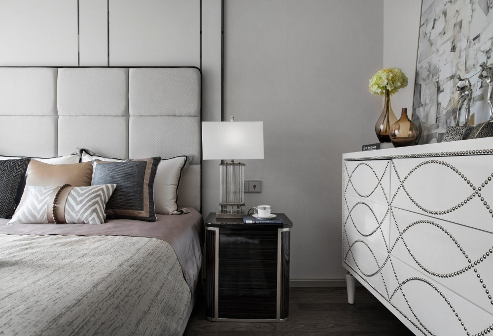 現(xiàn)代輕奢風(fēng)格室內(nèi)設(shè)計家裝案例-臥室床頭柜 現(xiàn)代輕奢風(fēng)格室內(nèi)設(shè)計家裝案例-臥室床頭柜